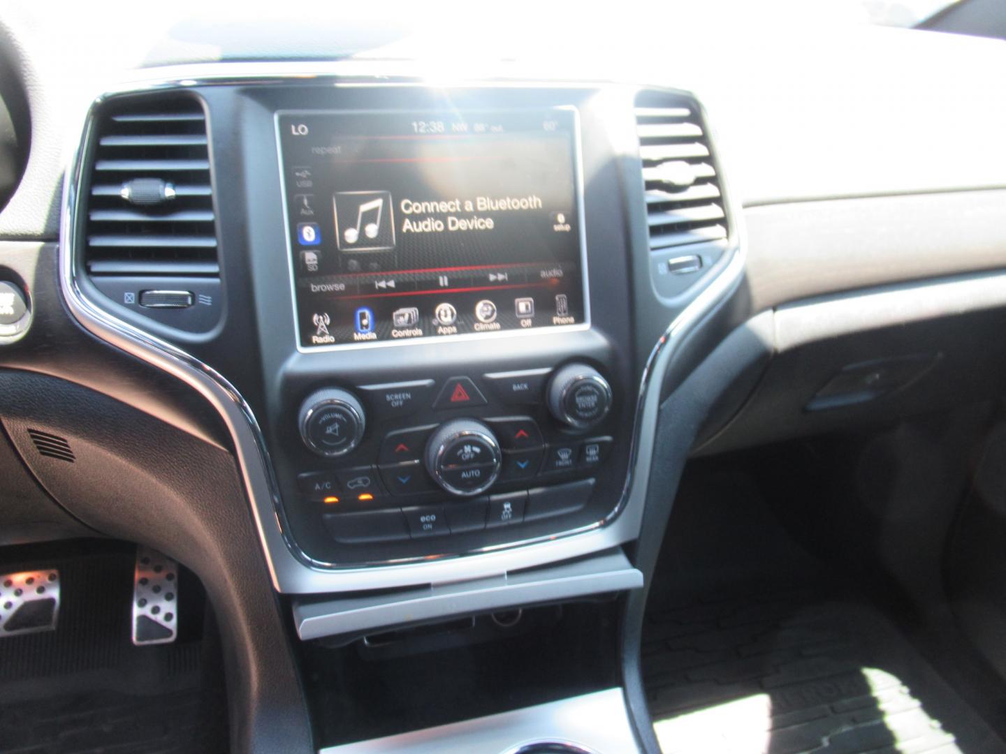 2015 Black /Black Jeep Grand Cherokee ALTITUDE (1C4RJFAGXFC) with an 3.6L V6 F DOHC 24V engine, Automatic transmission, located at 1511 North Shepherd Dr., Houston, TX, 77008, (281) 657-1221, 29.798361, -95.412560 - 2015 JEEP GRAND CHEROKEE ALTITUDE VIN: 1C4RJFAGXFC948318 1 C 4 R J F A G X F C 9 4 8 3 1 8 4 DOOR WAGON/SPORT UTILITY 3.6L V6 F DOHC 24V GASOLINE REAR WHEEL DRIVE W/ 4X4 - Photo#4